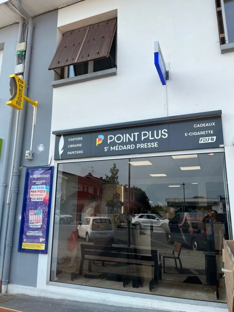 enseigne de presse posée à mont de marsan